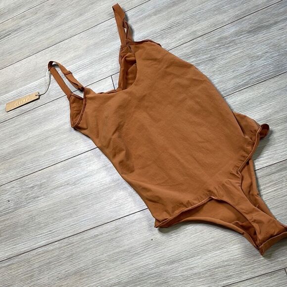 SKIMS Everyday Sculpt Bodysuit - Picture 5 of 7